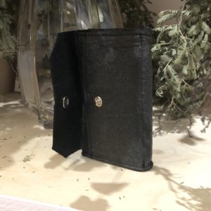 Porte-monnaie vegan en Piñatex Noir Noir fabriqué en France. Idéal pour les hommes modernes et minimalistes