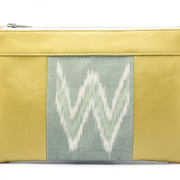 Le sac qui apporte la fraicheur du printemps et qui fait pochette, 100% vegan en Blanc Crème et Bleu Fleuri, fabriqué en France pour l'empowerment des femmes.