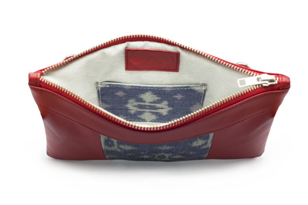 Le détail de la poche plaquée intérieure pour les CB. Voici le sac qui fait pochette, 100% vegan en Rouge et Bleu Fleuri, fabriqué en France pour l'empowerment des femmes.