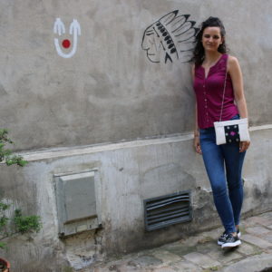 Look_Sac Cassie_Crème& Noir Étoiles Idée de look avec le sac qui fait pochette, 100% vegan en Blanc Crème et Noir Étoiles, fabriqué en France pour l'empowerment des femmes.