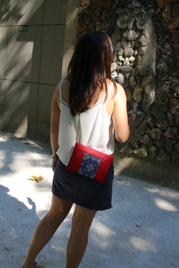 Idée de look avec le sac qui fait pochette, 100% vegan en Rouge et Bleu Fleuri, fabriqué en France pour l'empowerment des femmes.