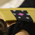 Idée de look avec notre pochette en cuir vegan Doré et tissu Noir Étoiles. 100% vegan. Fabriqué en France par des femmes pour l'empowerment des femmes.